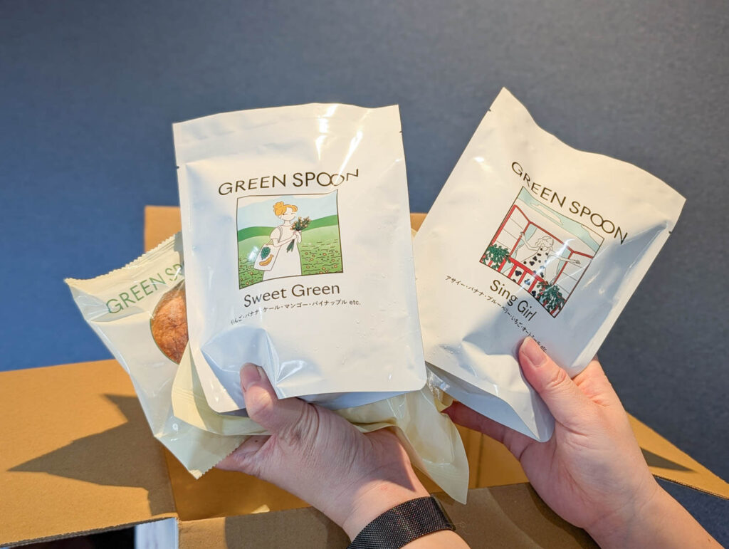 手に持ったGREEN SPOONの商品パッケージ