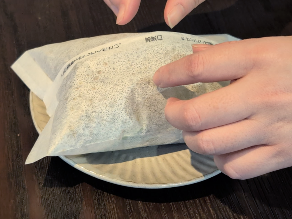 GREEN SPOONの紙包みおかずを電子レンジで温める前の様子