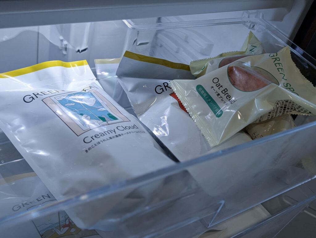 冷凍庫に収納したGREEN SPOONの商品パッケージ