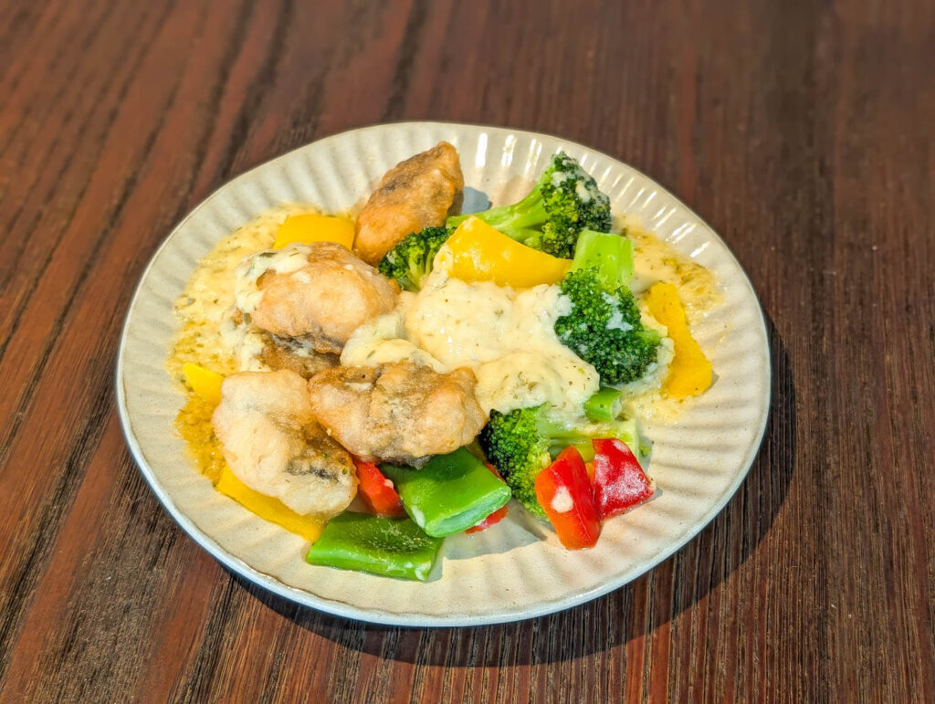 皿に盛り付けたGREEN SPOONのおかずと野菜