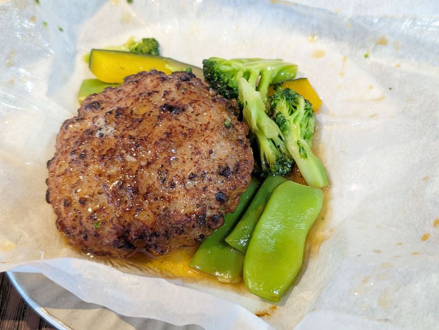 GREEN SPOONのハンバーグと大きな野菜の実食写真