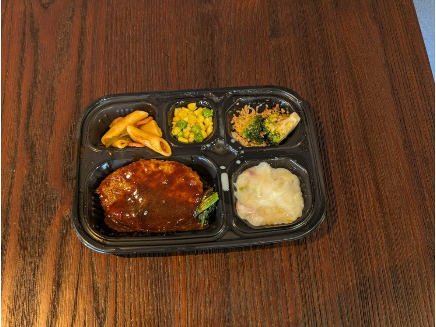 ワタミの宅食ダイレクトの主菜と副菜を並べた実食写真